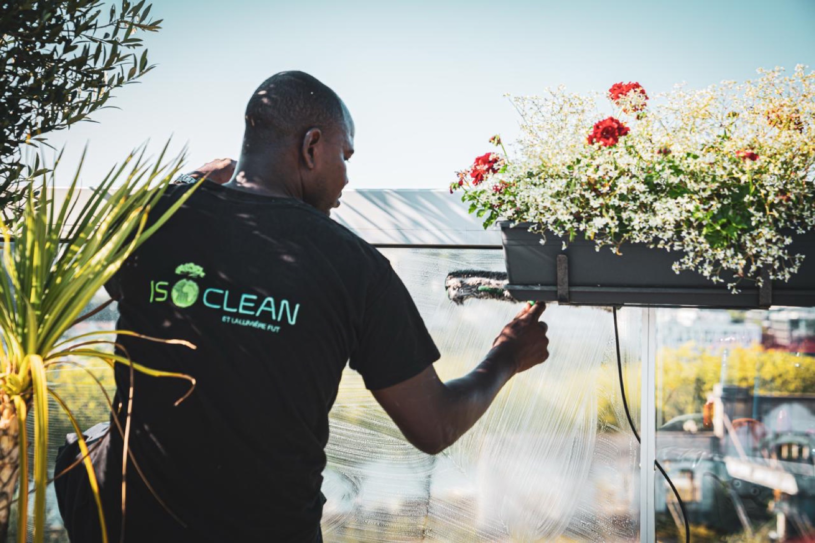 Agent ISOCLEAN nettoyant un garde-corps vitré de terrasse